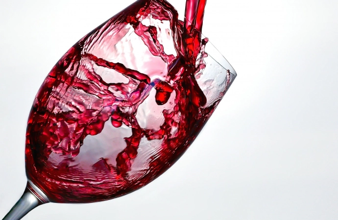 Białe, czerwone, wytrawne… jakie wino pić na diecie?