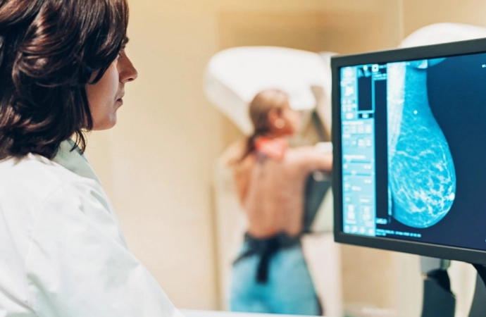 Jak przebiega rentgen piersi? Wszystko o mammografii!