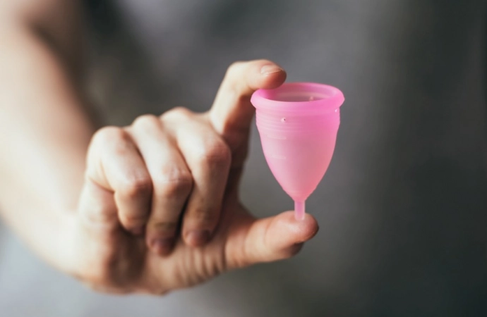 Kubeczek menstruacyjny – jak go używać?